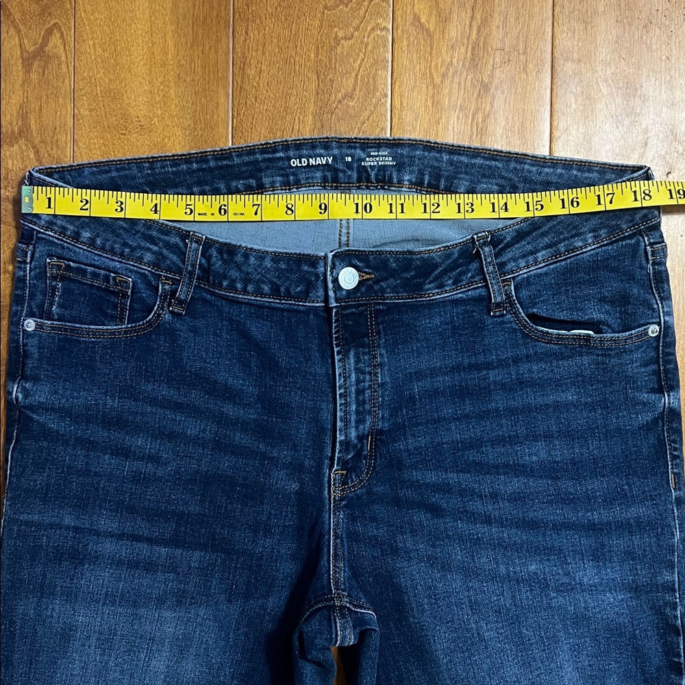 Old Navy Mid-Rise Rockstar Super Skinny Jeans Women’s Size 18 Medium Wash Distre - Picture 4 of 12